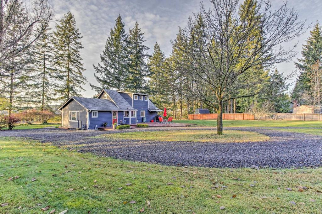 ein blaues Haus mit einem Baum im Hof in der Unterkunft Peacock Hill Retreat on 1 Acre, 1 Mi to Harbor in Gig Harbor