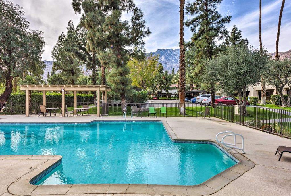 uma piscina com um gazebo e árvores em Resort Apt in Heart of Palm Springs with Pools and Tennis em Palm Springs