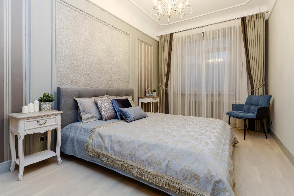 a bedroom with a bed and a table and a chair at Old town Kalku Apartment in Rīga