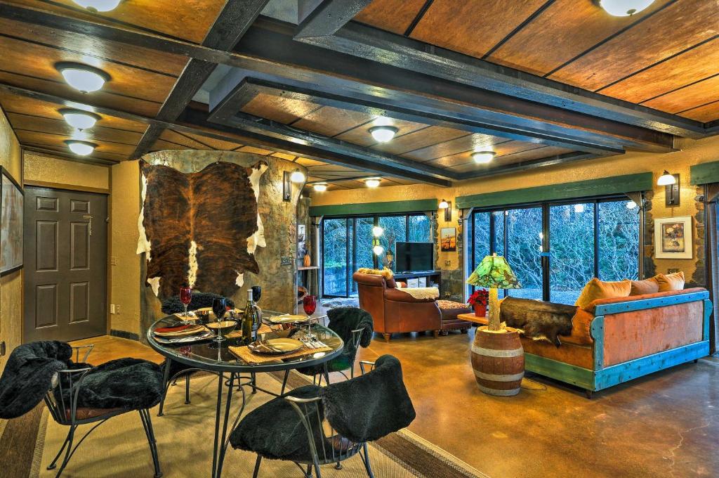 een woonkamer met een tafel en stoelen bij Willamette Valley Apt - Surrounded by Wineries! in Newberg