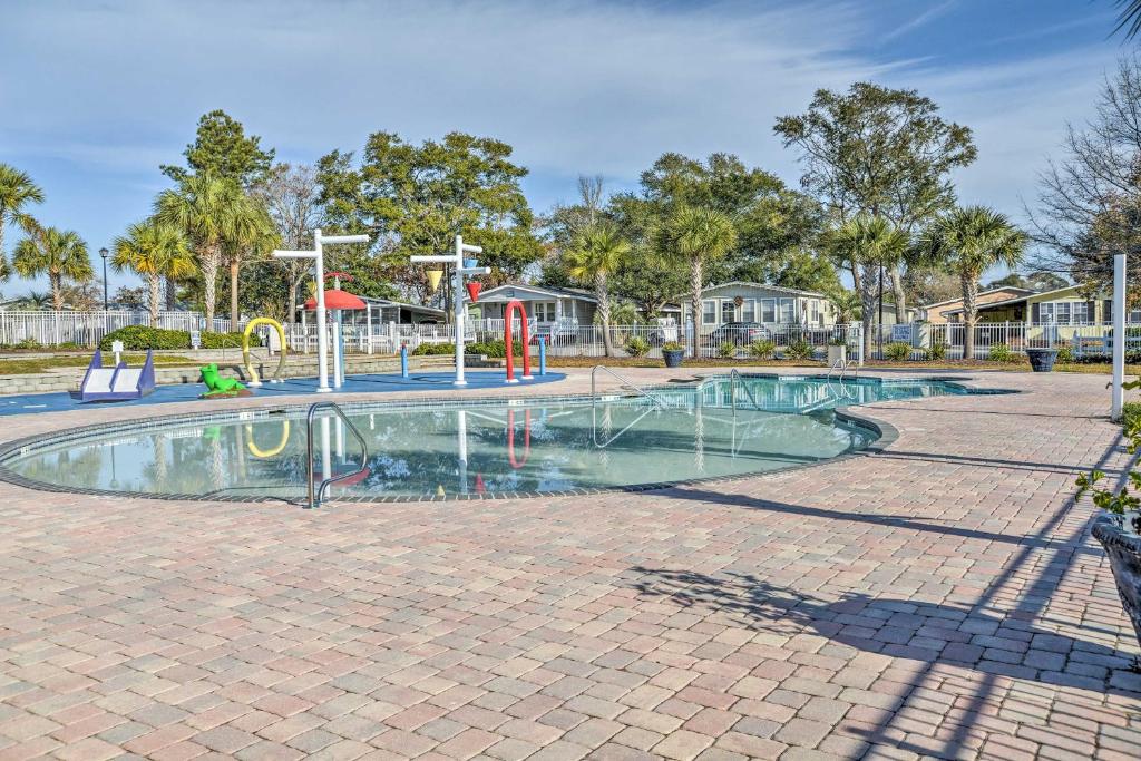 Πισίνα στο ή κοντά στο Walk to Ocean Surfside Beach Home with Pool Access