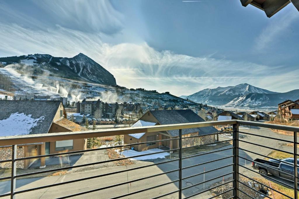 einen Blick vom Balkon eines Resorts mit schneebedeckten Bergen in der Unterkunft Crested Butte Townhome with Views - Steps to Lifts! in Mount Crested Butte