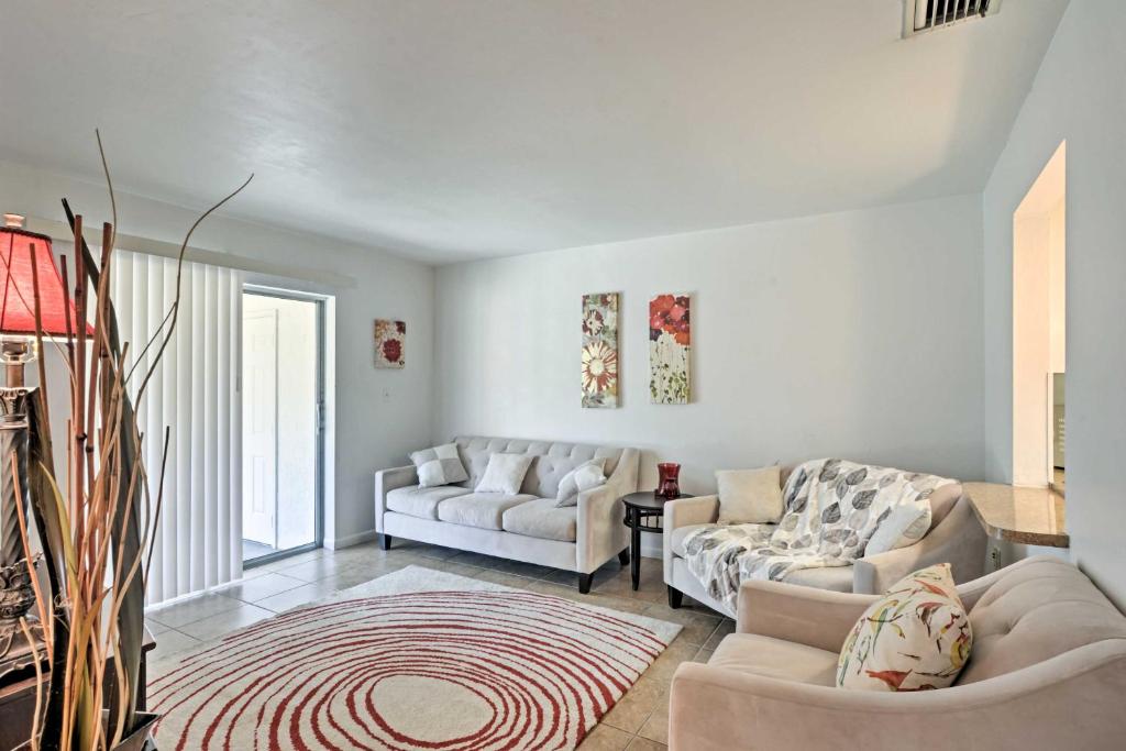 una sala de estar con 2 sofás y una alfombra en Gorgeous Cape Coral Duplex Home with Modern Interior, en Cabo Coral