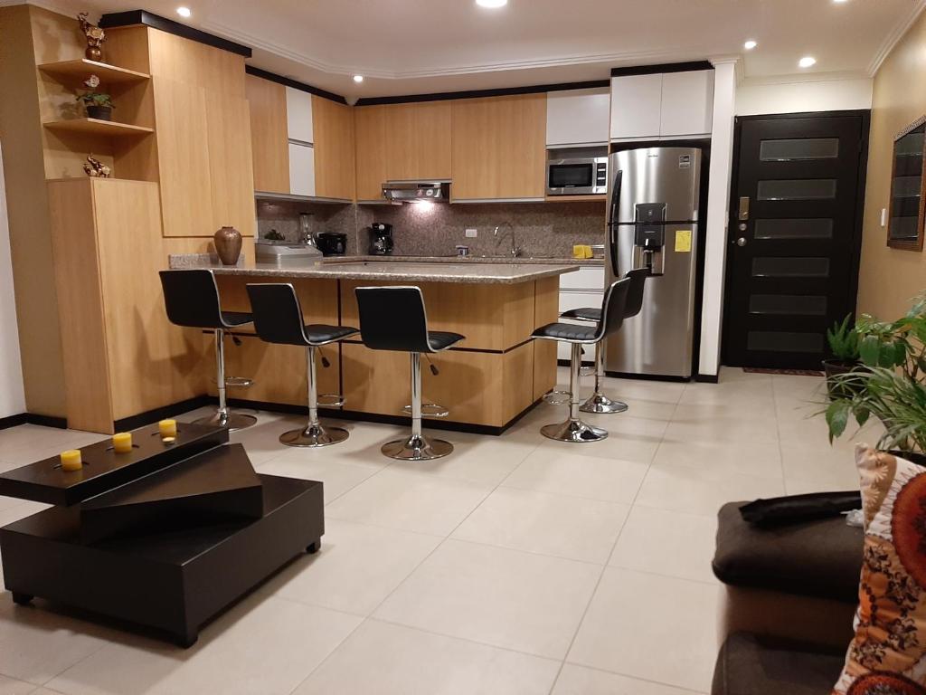 una cocina con una gran isla en una habitación en Condominio La Victoria, Departamento en Cuenca 1, en Cuenca