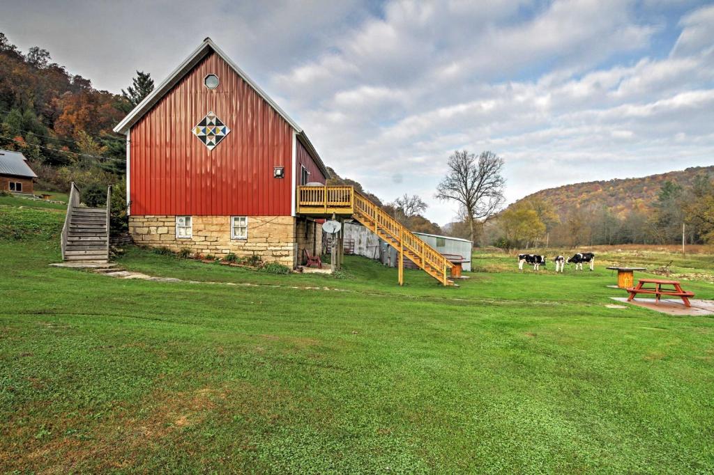 Renovated Winona Barn with 2 Decks on 80-Acre Lot!