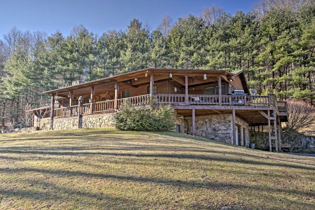 Casa de madera grande con terraza grande en una colina en Emerald Gate Farm Cabin with On-Site Fishing Pond!, en Waynesville
