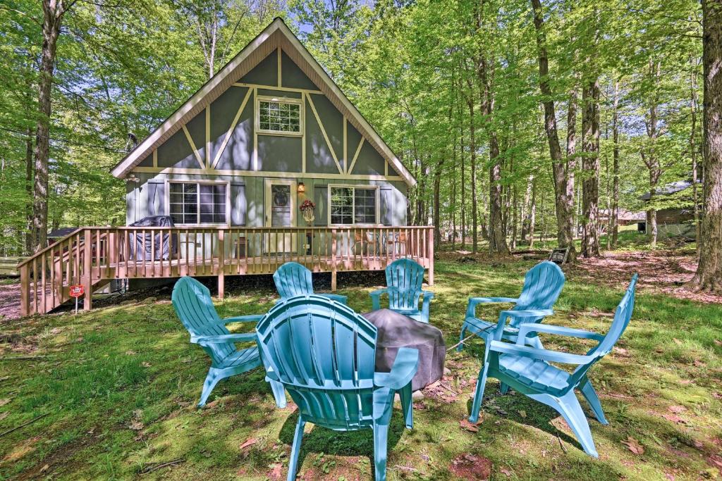 Cozy Poconos Chalet with Fire Pit and Spacious Deck!