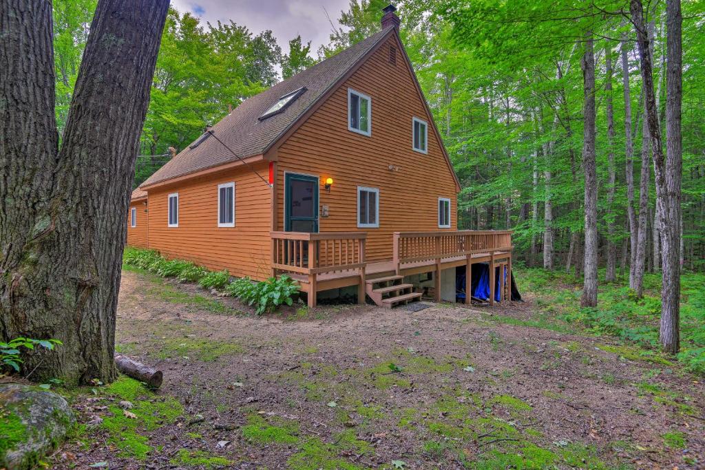 une grande cabine en bois avec une grande terrasse dans l'établissement Cozy New Hampshire Retreat Near Skiing and Fishing!, à Bartlett