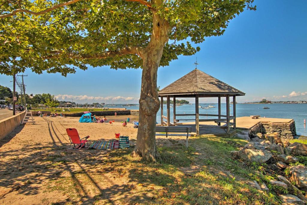 un árbol y un cenador en una playa en Pet-Friendly Branford Apt - 10 Min Walk to Beach!, en Branford