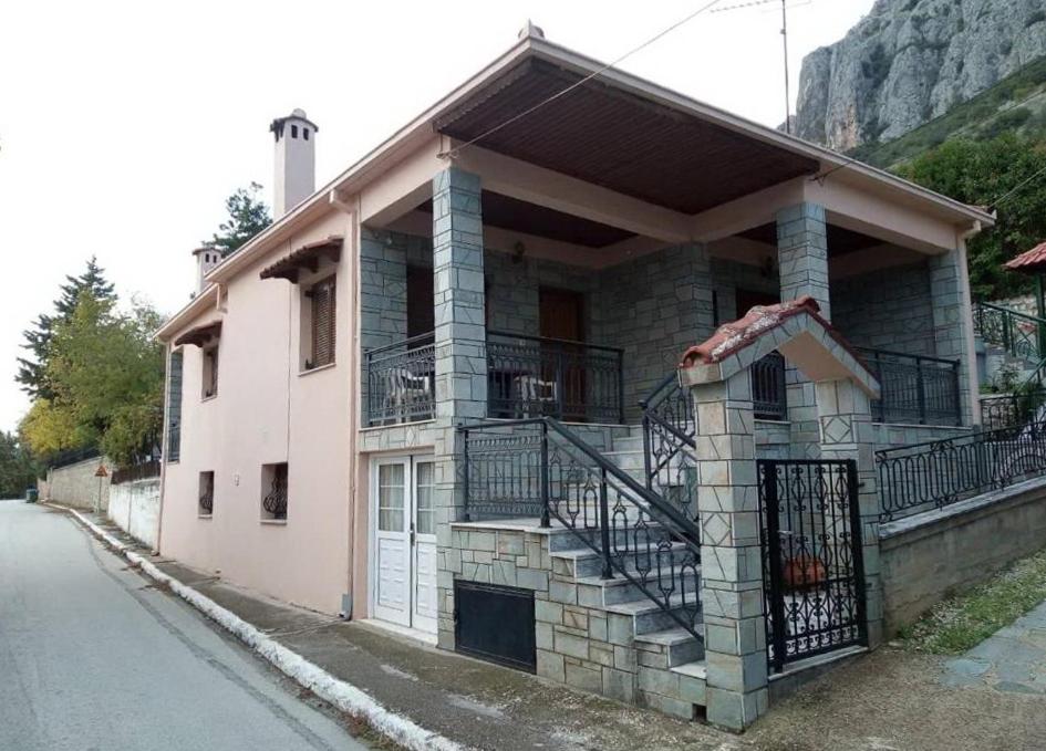 une maison sur le côté d'une route dans l'établissement Archontiko Theopetra, à Theópetra