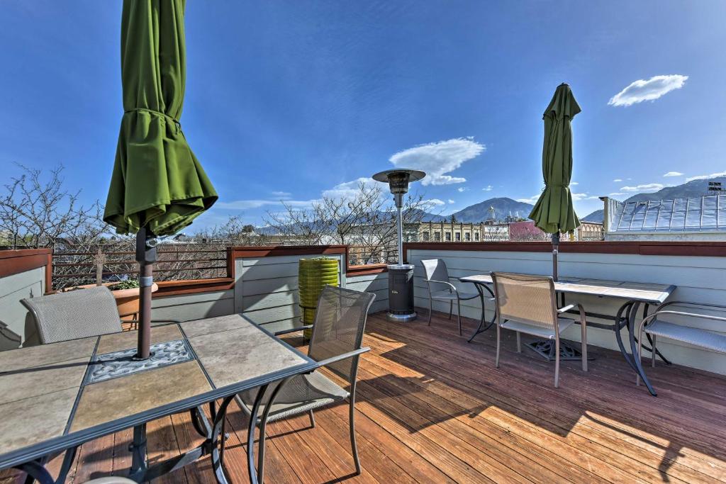 صورة لـ Walkable Downtown Logan Apartment with Rooftop Deck في لوجان