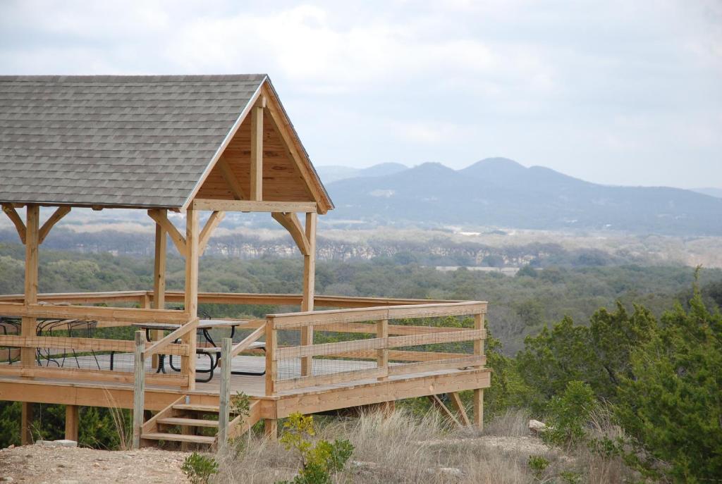 einen hölzernen Pavillon auf einem Hügel in der Unterkunft Utopia Family Home with Mountain Viewing Deck! in Utopia