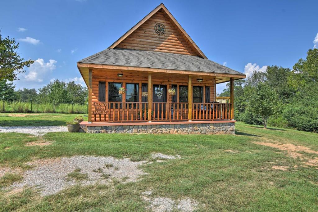 溫泉城的住宿－Hot Springs Cabin Rental 2 Mi to Lake Hamilton!，小木屋,带甲板在田野上