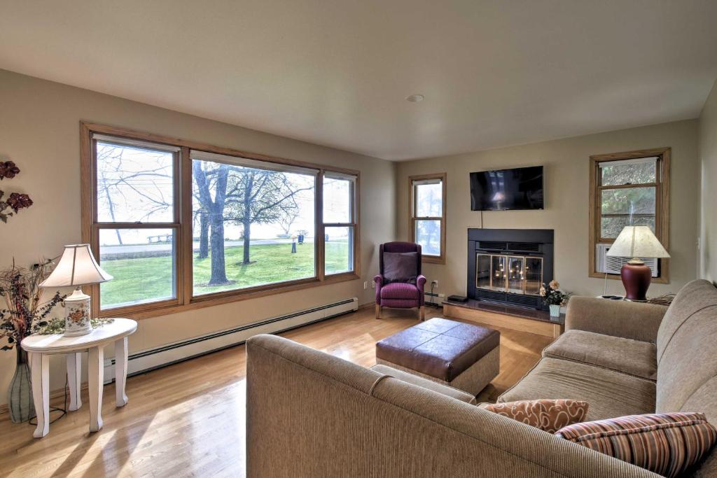 ein Wohnzimmer mit einem Sofa und einem Kamin in der Unterkunft Charming Neenah House with Porch on Lake Winnebago! in Neenah