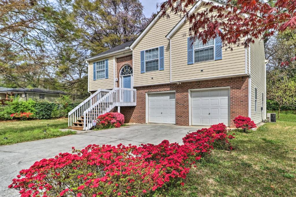 dom z czerwonymi kwiatami przed nim w obiekcie Classic Southern Family Home - 6 Mi to Atlanta! w Atlancie