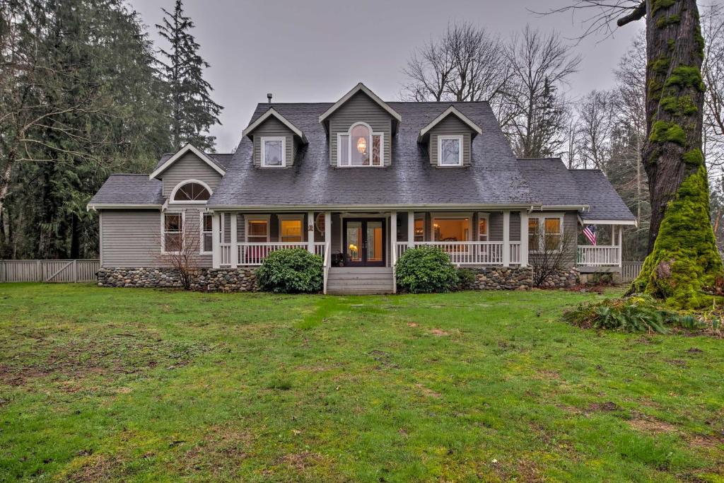 Gambar di galeri bagi Home on Skykomish River with Fire Pit and Hot Tub di Gold Bar