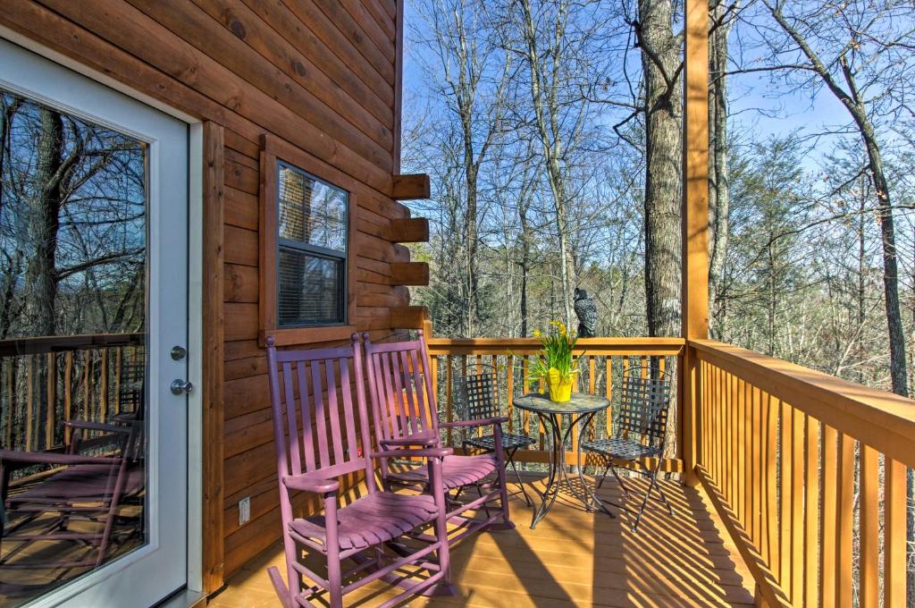 Studio Cabin with Loft and Hot Tub Less Than 5 Mi to Downtown! (EE.UU