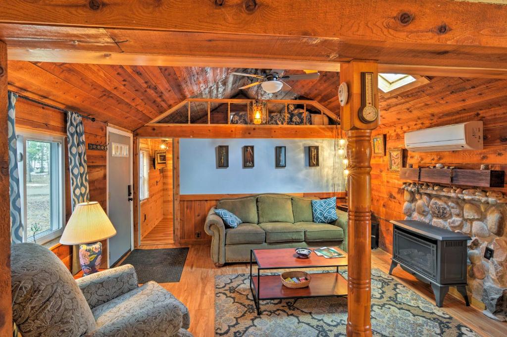 Χώρος καθιστικού στο Work, Play and Get Away Cabin Near Higgins Lake!