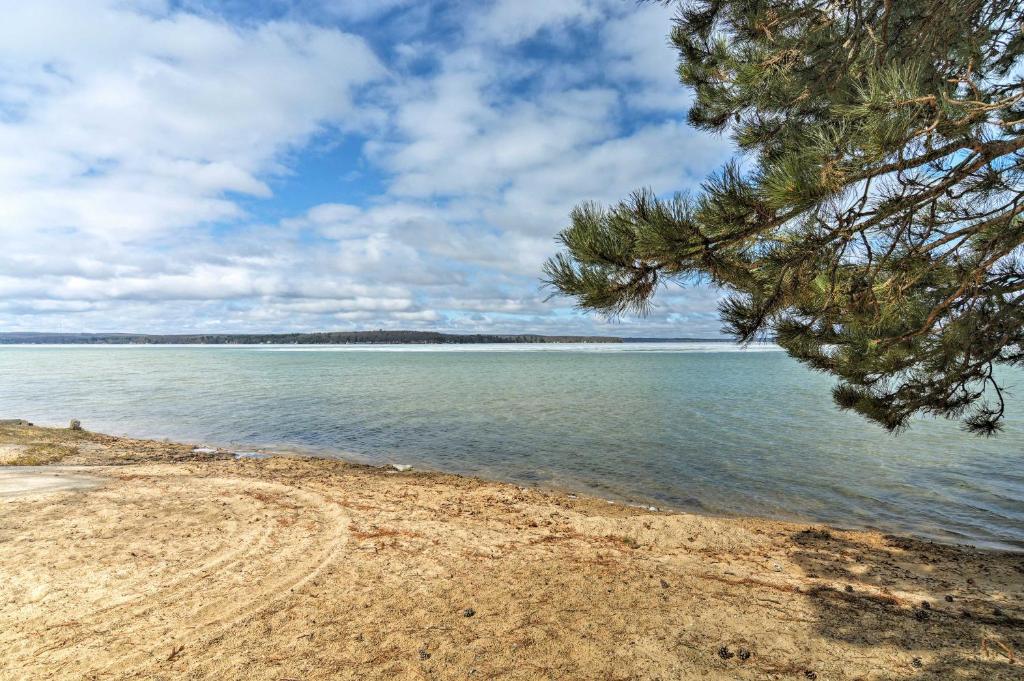 Work, Play and Get Away Cabin Near Higgins Lake! - Vakantiehuis