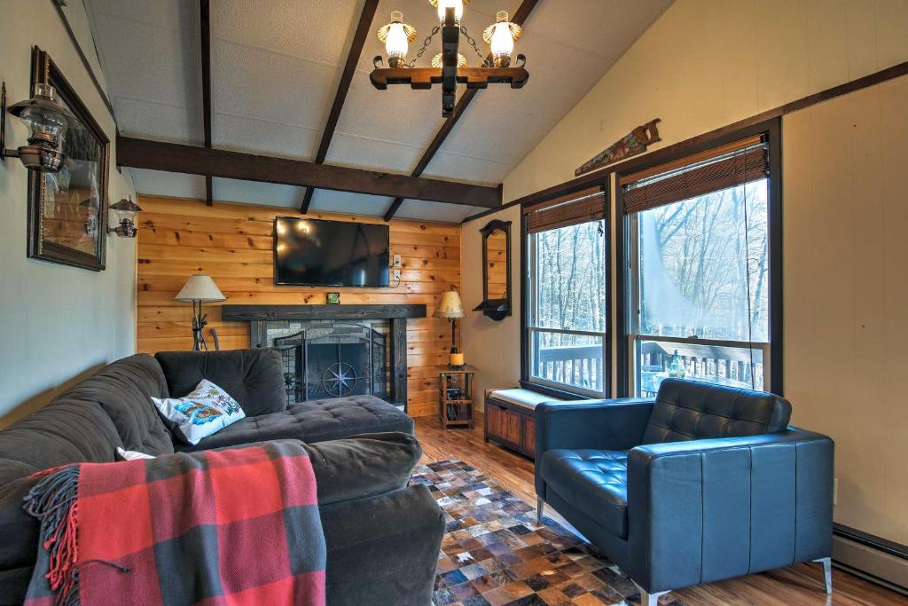 sala de estar con sofá y TV en Cozy Beech Mountain Family Retreat with 2 Decks!, en Beech Mountain