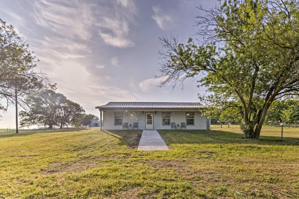 une maison blanche au milieu d'un champ dans l'établissement Willows Nest Inn - Moody Home Near Belton Lake!, à Troy