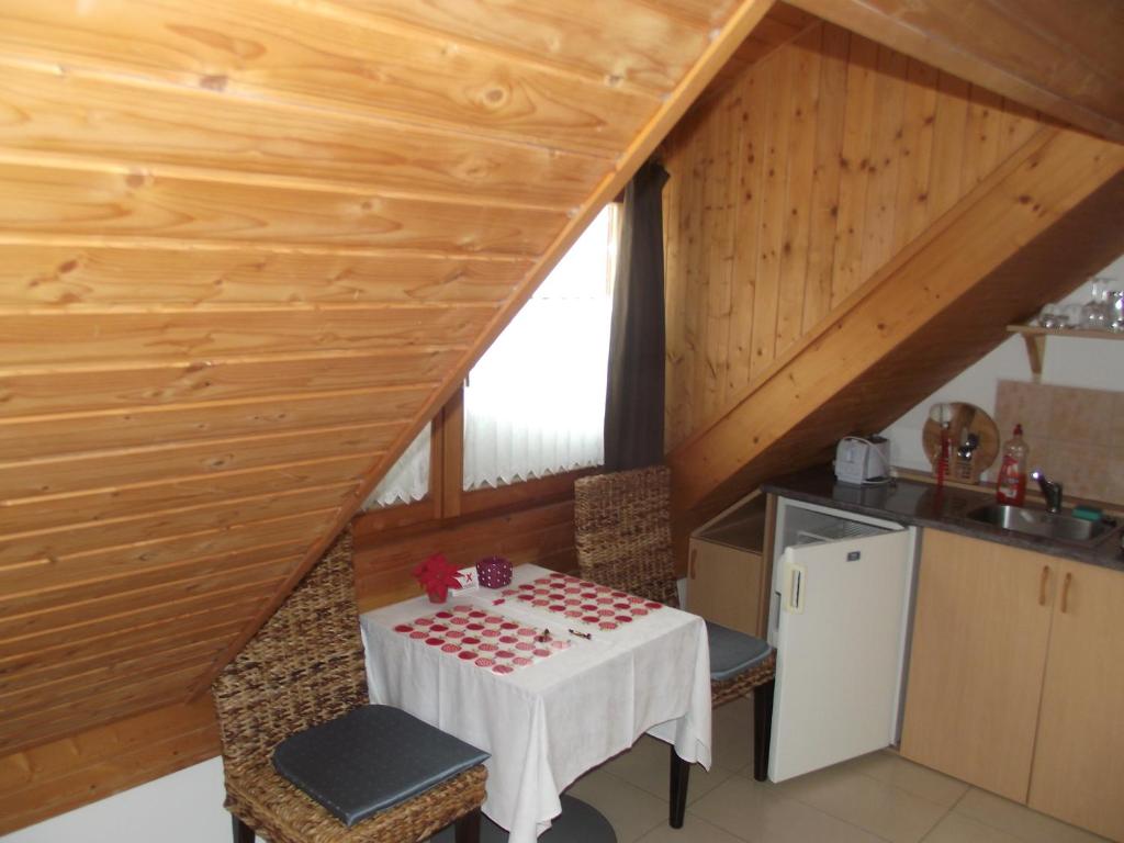 Kuchnia lub aneks kuchenny w obiekcie Apartman Nóra