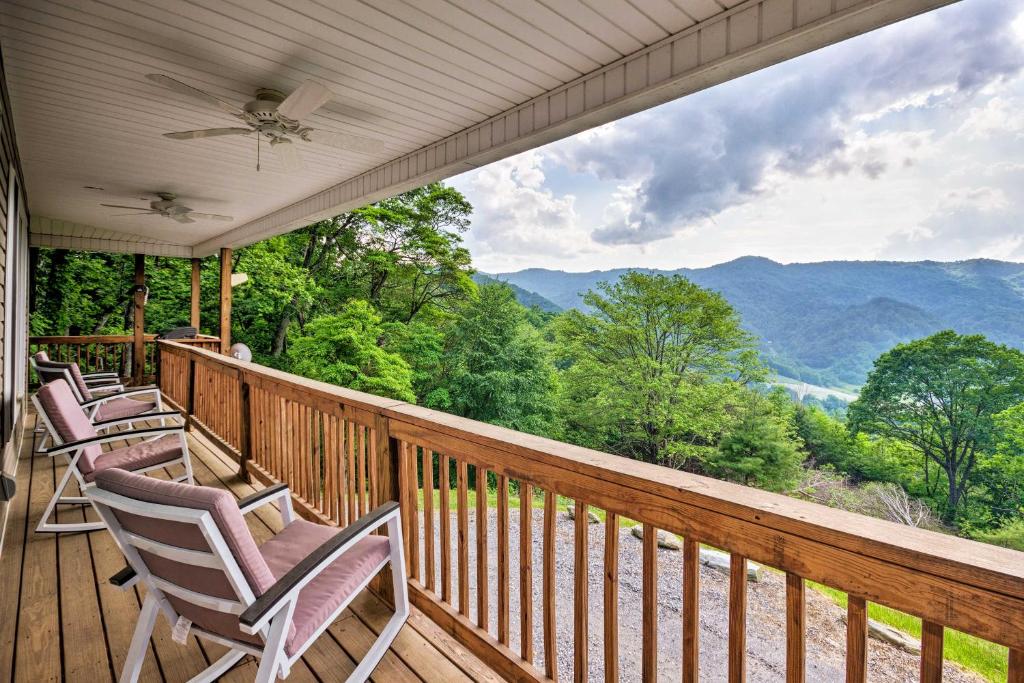 - une terrasse couverte avec des chaises et une vue sur les montagnes dans l'établissement Blue Ridge Mountain Rental with Hot Tub and Gas Grill!, à Marshall