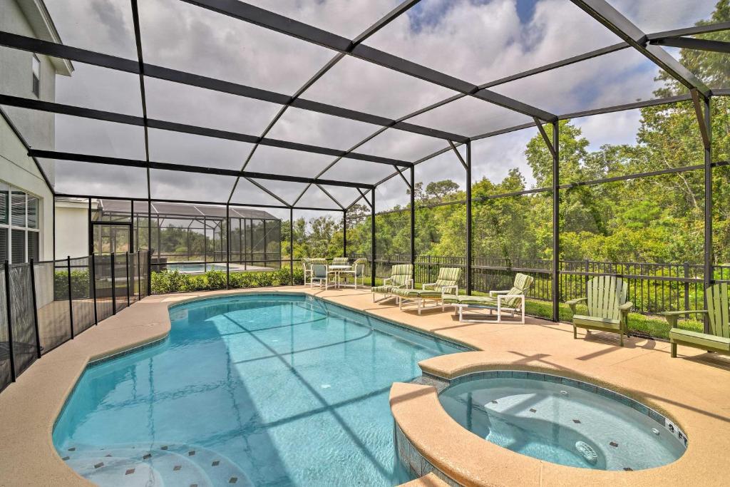 基西米的住宿－Spacious BellaVida Retreat with Pool, 8 Mi to Disney，一座带凉亭的游泳池,位于一座房子旁边