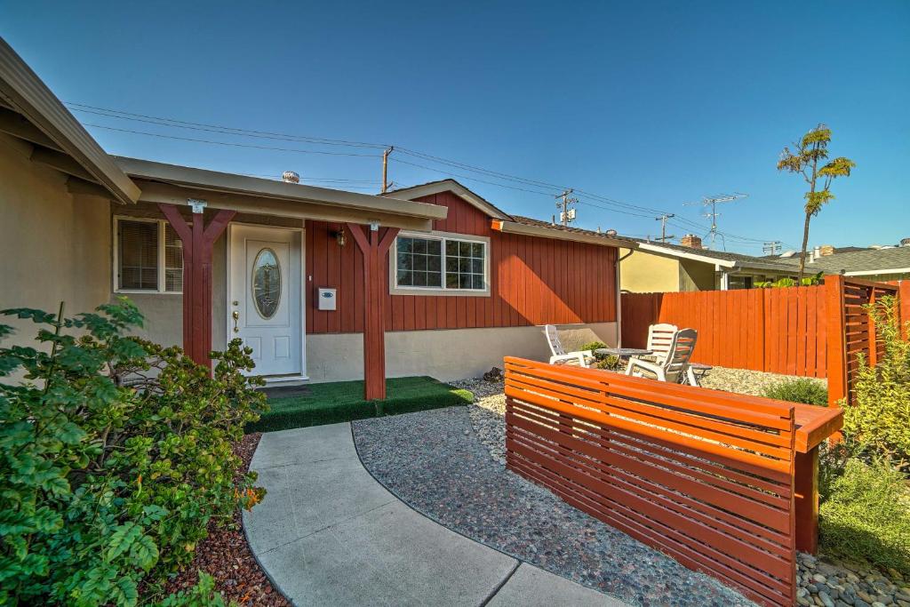 una casa con una valla y un banco delante de ella en Pet Friendly Santa Clara Home 6 Mi to San Jose!, en Santa Clara