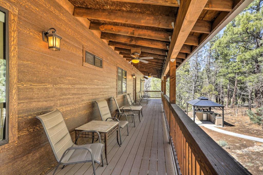 eine Veranda mit Stühlen und einem Tisch auf einem Haus in der Unterkunft Spacious Pinetop-Lakeside Home with Hot Tub on 1 Acre in Pinetop-Lakeside