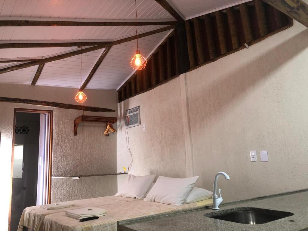 Uma cama ou camas num quarto em Pousada Caravelas