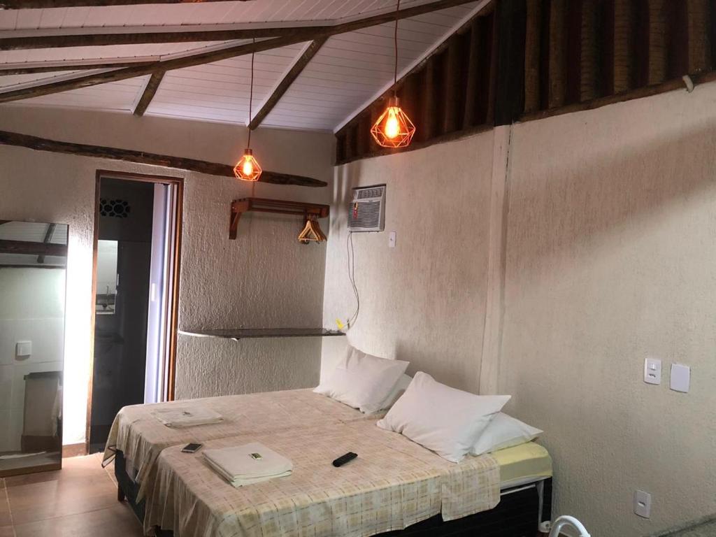 Uma cama ou camas num quarto em Pousada Caravelas