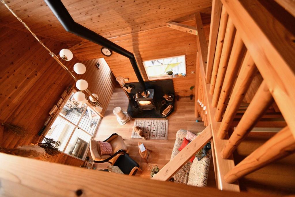 una vista aérea de una sala de estar en una cabaña en 1組限定ドッグフレンドリー&イギリス料理 Laughing dogs villa en Takashima