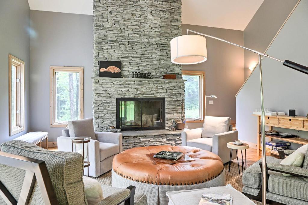 Berkshires Home on 11 Acres with Pond and 2 Fire Pits! 휴식 공간