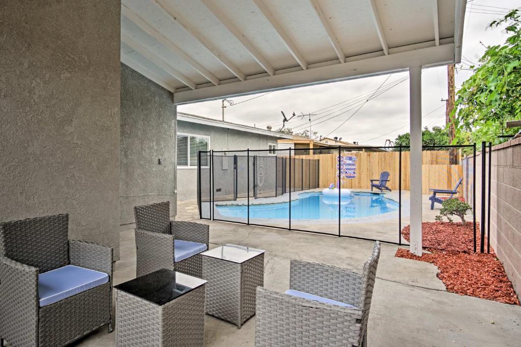 eine Terrasse mit Stühlen und einem Pool in der Unterkunft Fullerton Vacation Rental with Private Pool! in Fullerton