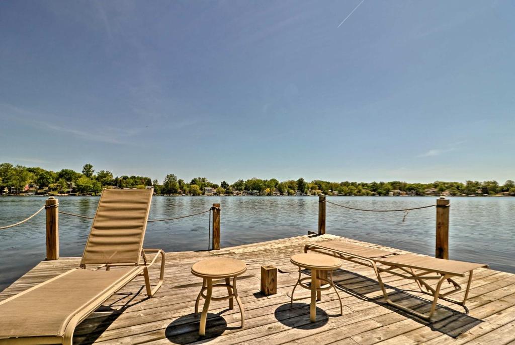 eine hölzerne Dockingstation mit einem Stuhl, einem Tisch und einer Bank in der Unterkunft Island Cottage on Evans Lake - Bring Your Boat! in Tipton