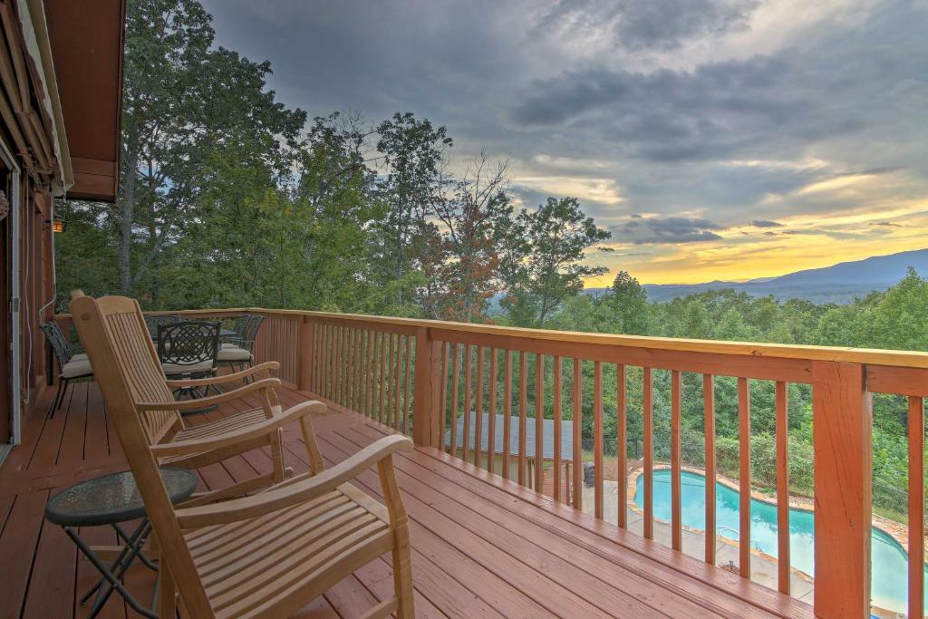 um deque com 2 cadeiras e uma piscina em Cleveland Cabin with Pool, Hot Tub and Mountain Views! em Cleveland