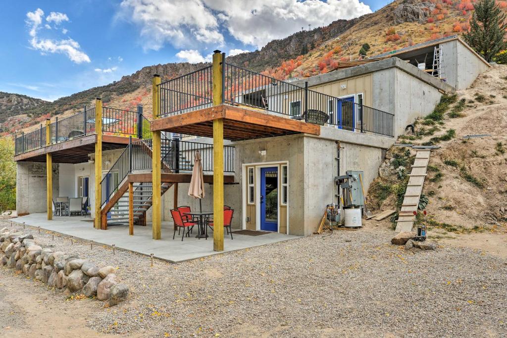 una casa con una terraza y una escalera en ella en Lava Hot Springs Studio - Walk to Portneuf River!, en Lava Hot Springs