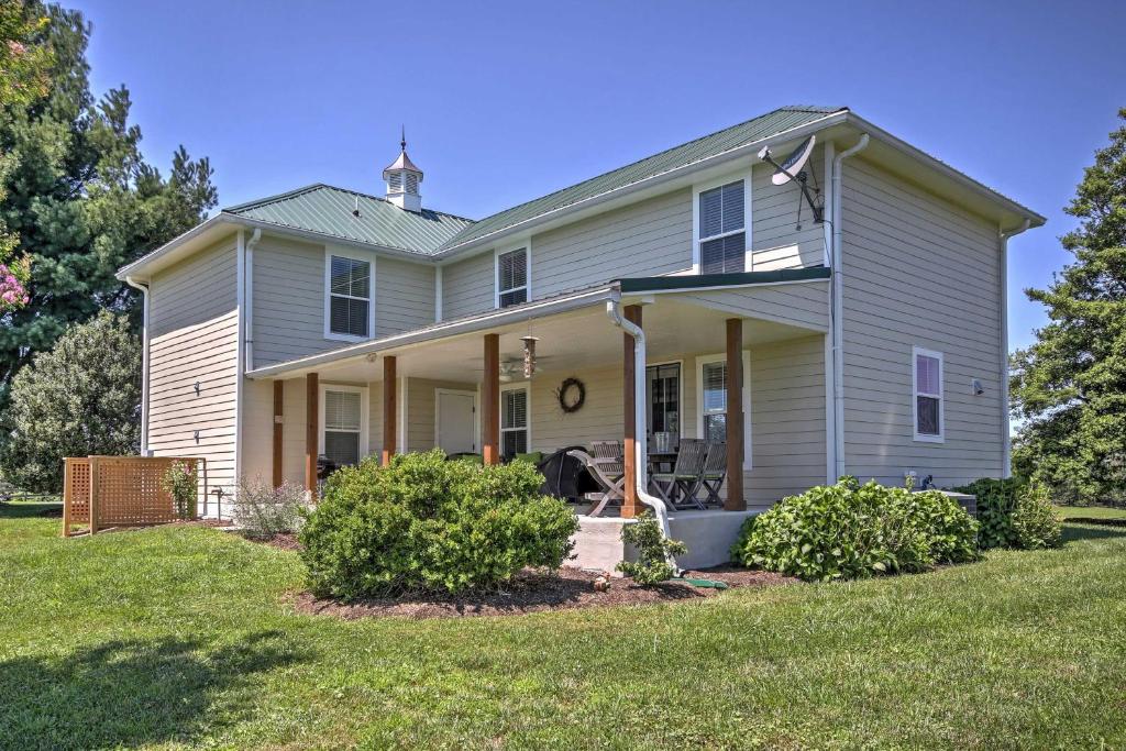 una casa blanca con césped delante en Annys Farm House in Round Hill Wine Country!, en Middleburg