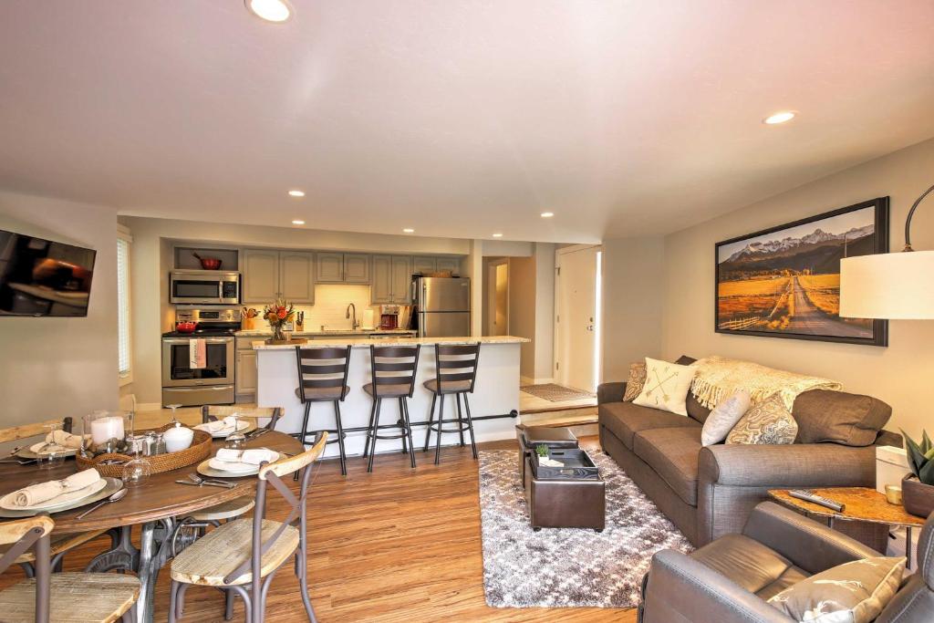 Kuchyň nebo kuchyňský kout v ubytování Breckenridge Condo with Balcony Walk to Ski Resort