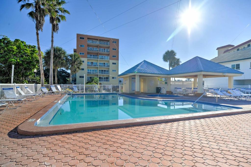 una piscina con sillas y un edificio en Redington Shores Retreat with Pool and Beach Access!, en Clearwater Beach