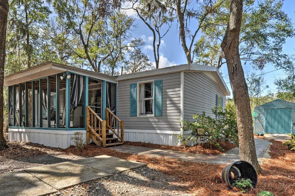 Vacation Home Cozy Abode ScreenedIn Porch and Fire Pit!, Midway, GA