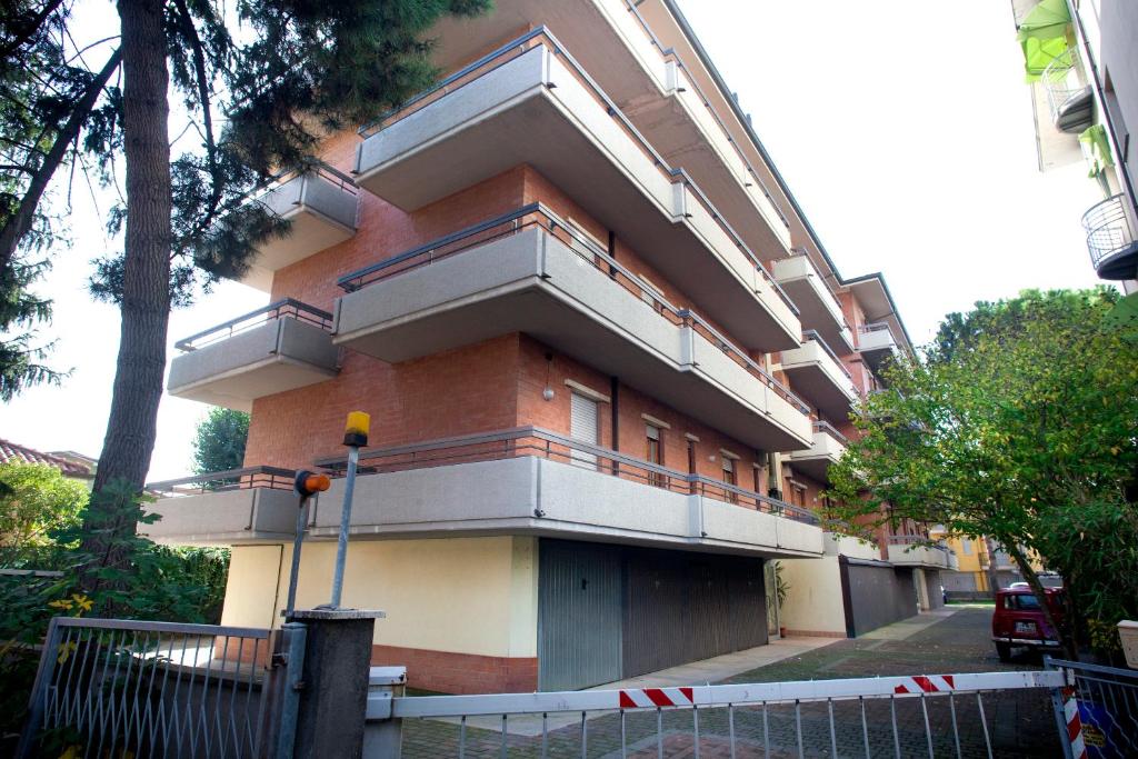 un edificio con balcones en un lateral en Residence Holiday, en Bellaria-Igea Marina