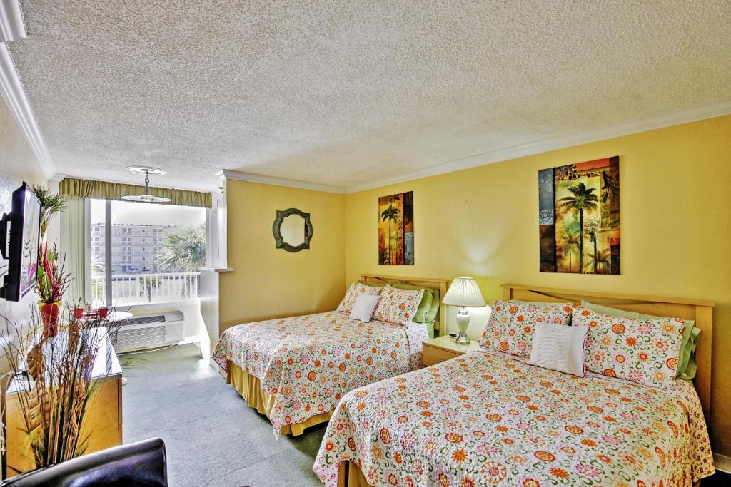 מיטה או מיטות בחדר ב-Daytona Beach Studio with Private Lanai 1 Mi to Pier