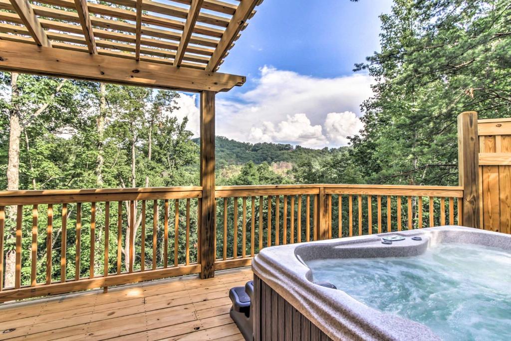 jacuzzi na drewnianym tarasie w obiekcie Private Sevierville Cabin with Mountain Views and Loft w mieście Sevierville