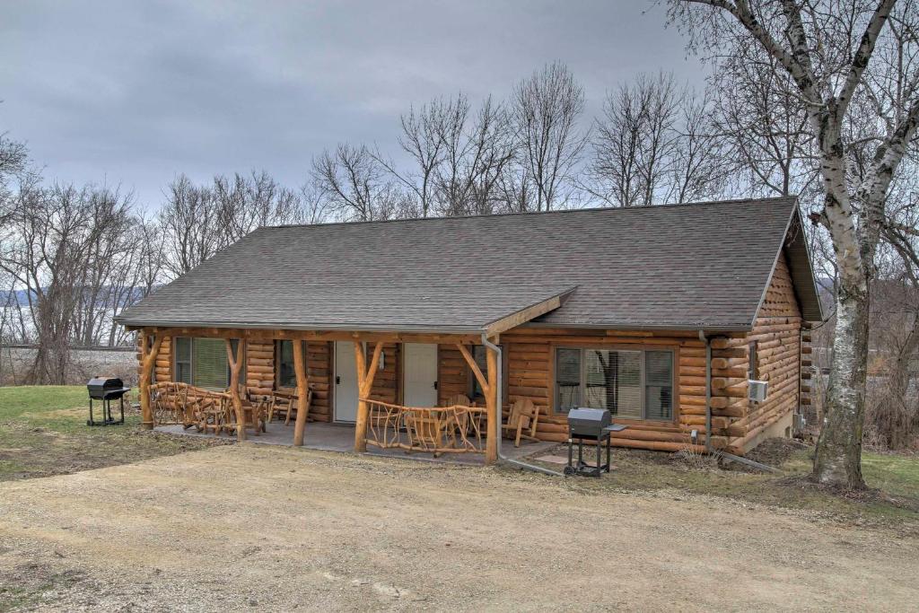Cabaña de madera con porche y parrilla en Cabin Near River - Treehouse Masters Stayed Here! en Ferryville