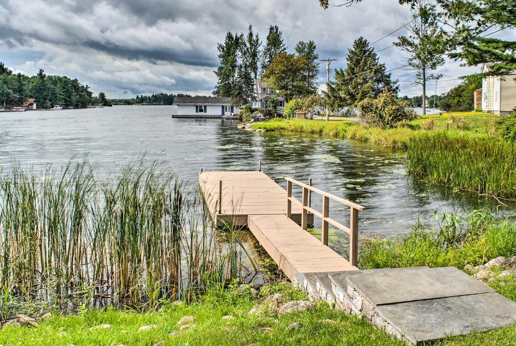 Waterfront Wellesley Island Apt with Private Dock!, Point Vivian