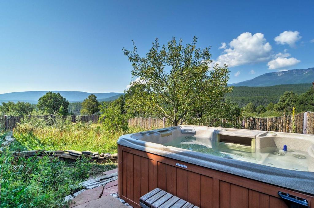 uma banheira de hidromassagem sentada num quintal em Peaceful New Mexico Retreat with Panoramic Mtn Views em Cleveland