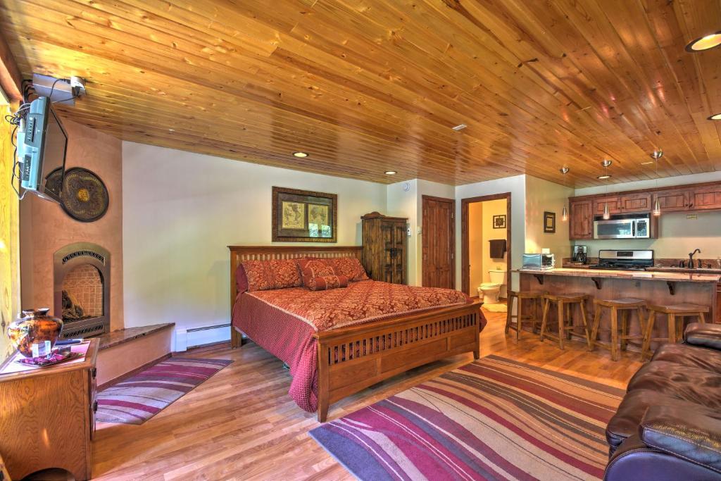 een slaapkamer met een bed en een keuken bij Cozy Streamside Studio - 2 Mi to Taos Ski Resort! in Taos Ski Valley