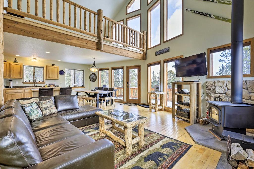 sala de estar con sofá de cuero y chimenea en Colorado Lodge with Mountain Views, Near Trails, en Fairplay